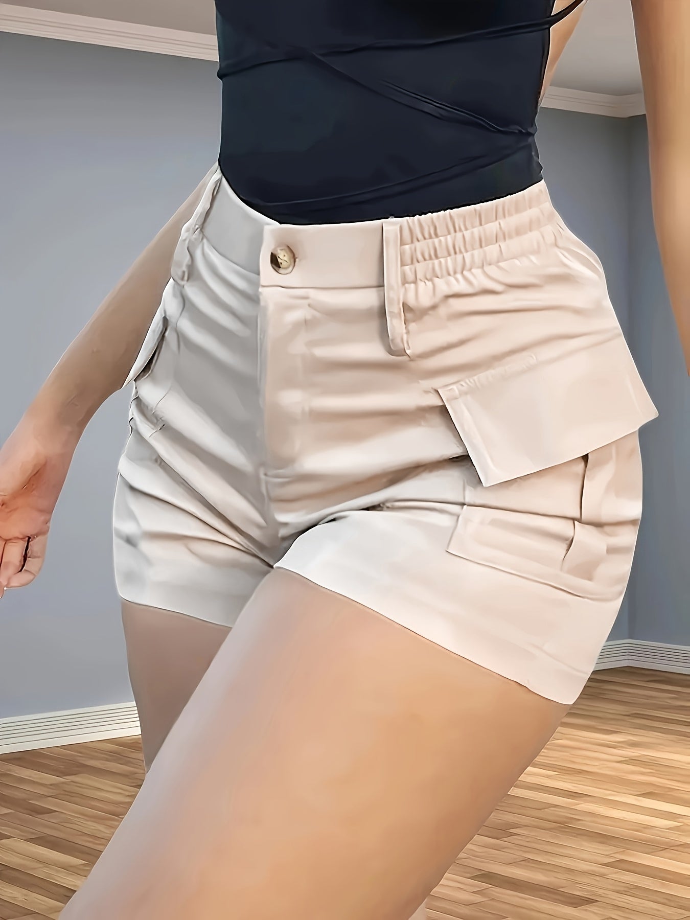 Women’s high-waist solid color shorts with zippered pockets.