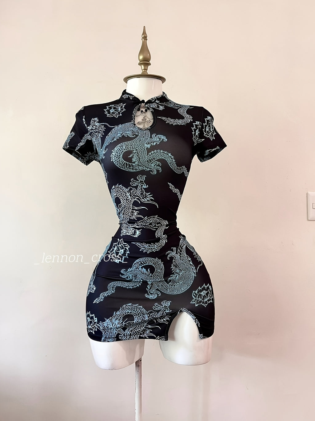 New Chinese-style dress with dragon pattern and slit wrap skirt.