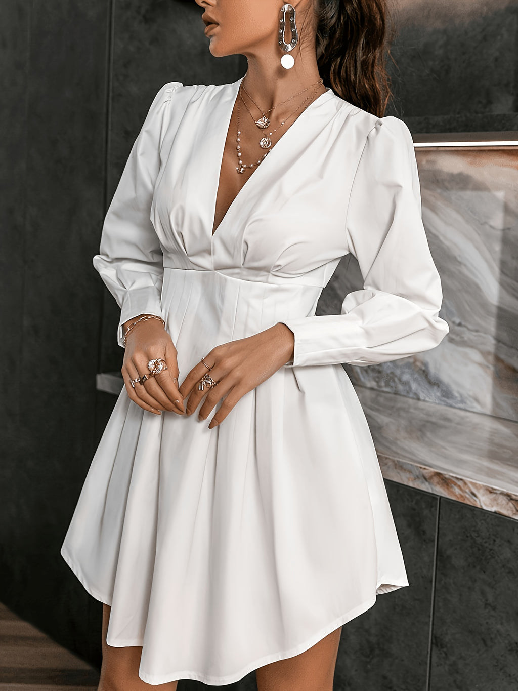 An Elegant Long-Sleeve Dress That Cinches at The Waist, Perfect for Petite Figures, Suitable for Dates, Formal Events, And Weddings