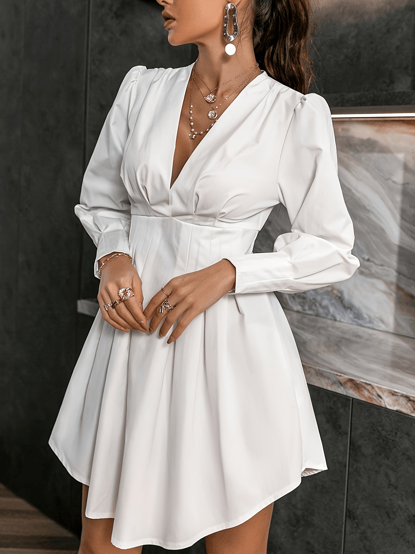 An Elegant Long-Sleeve Dress That Cinches at The Waist, Perfect for Petite Figures, Suitable for Dates, Formal Events, And Weddings