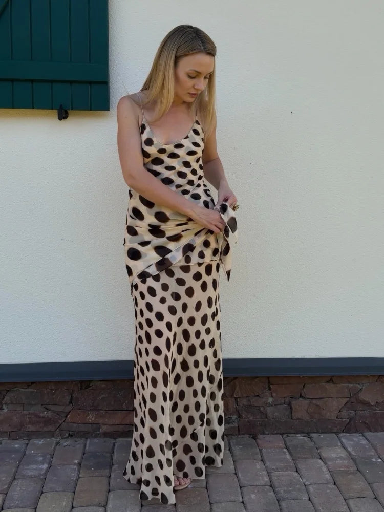 Leopard print patchwork dress, elegant and slim-fitting.
