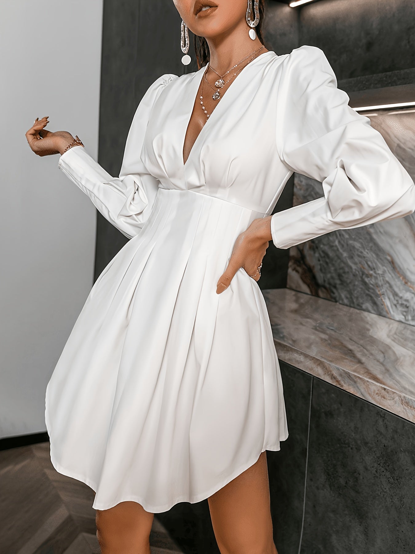 An Elegant Long-Sleeve Dress That Cinches at The Waist, Perfect for Petite Figures, Suitable for Dates, Formal Events, And Weddings