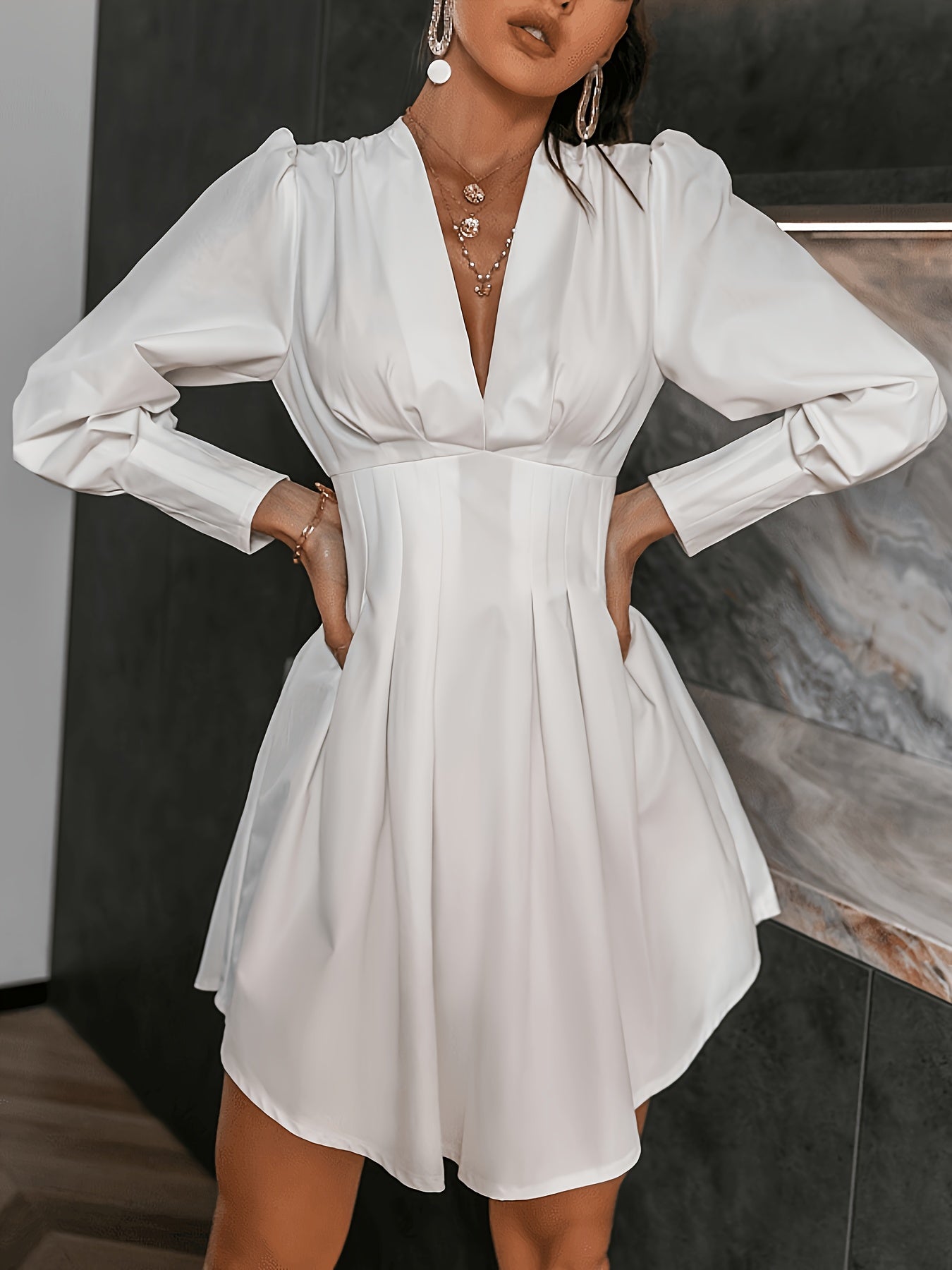 An Elegant Long-Sleeve Dress That Cinches at The Waist, Perfect for Petite Figures, Suitable for Dates, Formal Events, And Weddings