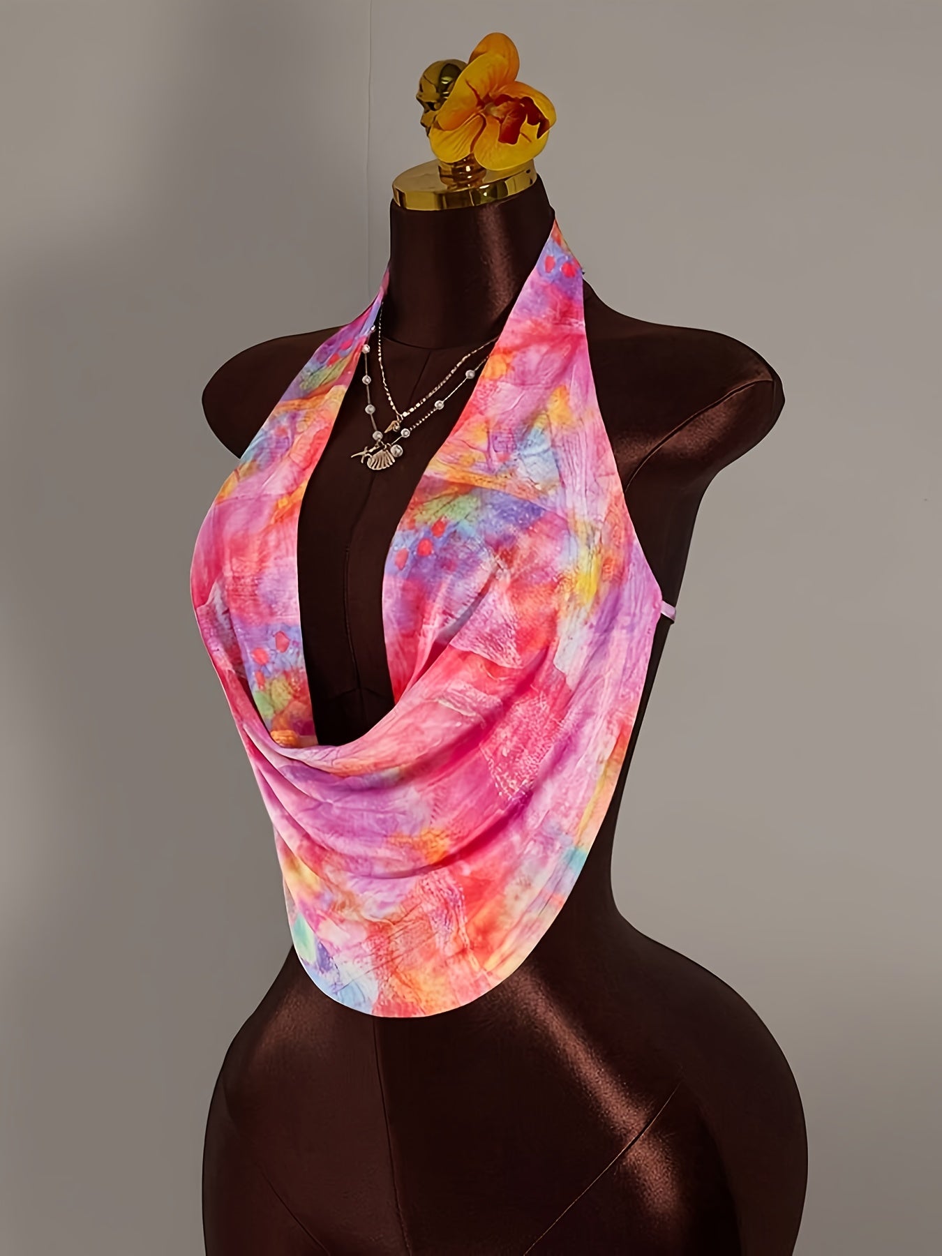 Colorful printed neck strap for spring and autumn travel.