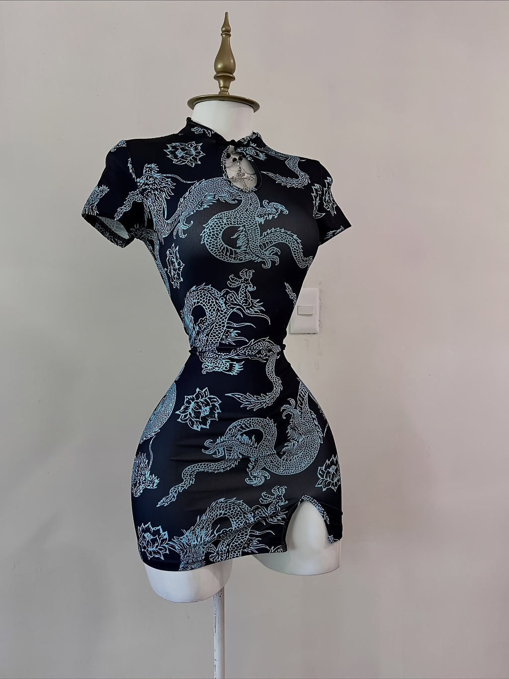 New Chinese-style dress with dragon pattern and slit wrap skirt.